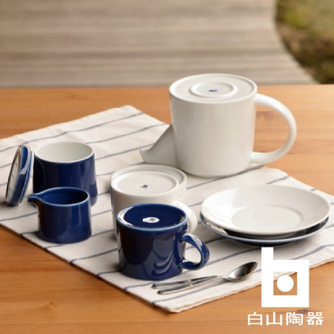 M型咖啡杯組 (藍)，包含一個藍色馬克杯、一個藍色奶精壺、一個帶蓋的藍色杯子，以及一個白色茶壺和白色盤子，均為陶瓷材質。