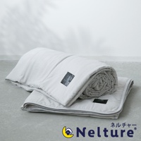 Nemulia 五層散熱涼感單人被，淺灰色，布料柔軟，表面有細緻的菱格紋縫線，左側有一黑色品牌標籤。