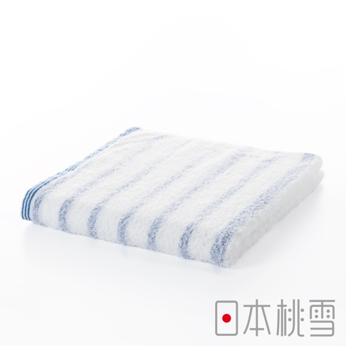 一條輕柔的日本今治毛巾，白色底布上帶有藍色細橫條紋，觸感柔軟。