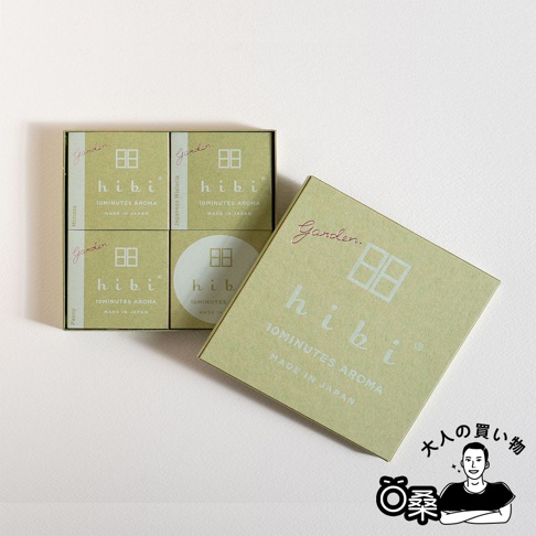 香氛火柴禮盒，花園系列，淺綠色紙盒包裝，內含三款不同香氛（Mimosa, Japanese Wisteria, Peony）的火柴，每款火柴盒上印有「hibi 10MINUTES AROMA MADE IN JAPAN」字樣。