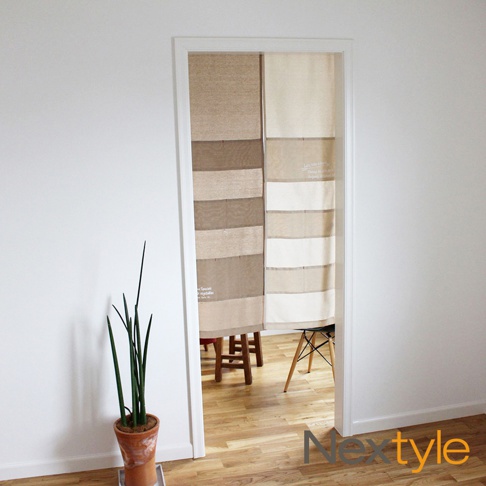 出雲雅逸口袋門簾，由米色、淺棕色、深棕色等多種顏色的布條拼接而成，布料材質看似棉麻，帶有簡約的條紋設計，部分布條上印有英文文字。