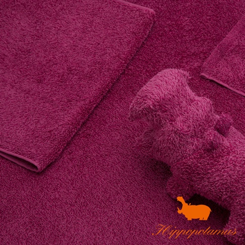 深紫紅色竹棉混紡厚感浴巾，質地柔軟，呈現蓬鬆的毛圈。