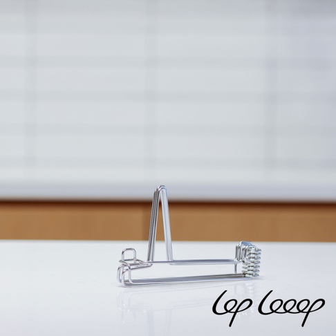 一個銀色、金屬製的伸縮式不鏽鋼水壺瀝水架，採用簡約的線條設計，立架部分為V形，下方有可伸縮的底座。