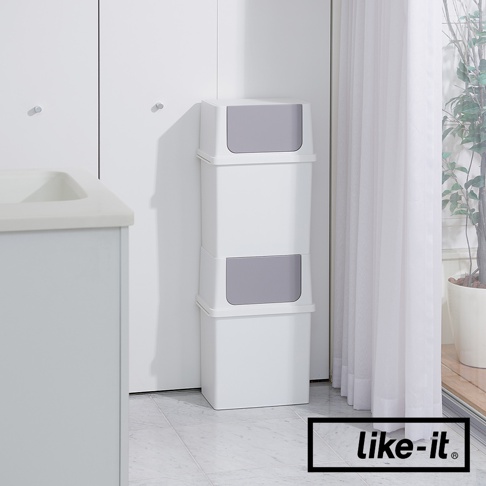 白色前開式寬版可疊垃圾桶堆疊，每個垃圾桶皆為 17L 容量，頂部與中間有灰色面板，採用塑膠材質。