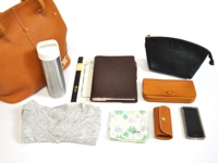 収納例:上着、水筒、ノート、手帳、ハンカチ、ダックスポーチ、トラベルウォレット、キーケース、i-Phone。