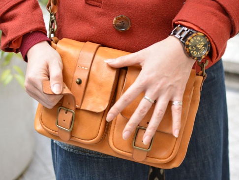 革が馴染むとギボシ留めも簡単に開けられます。前ポケットをから物を取り出すときは、片側のみ開けることも可能です。