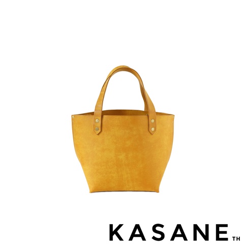 北海道KASANE職人手作義大利Margot皮革迷你托特包，黃色，附有提把和金屬扣，下方有KASANE品牌字樣。