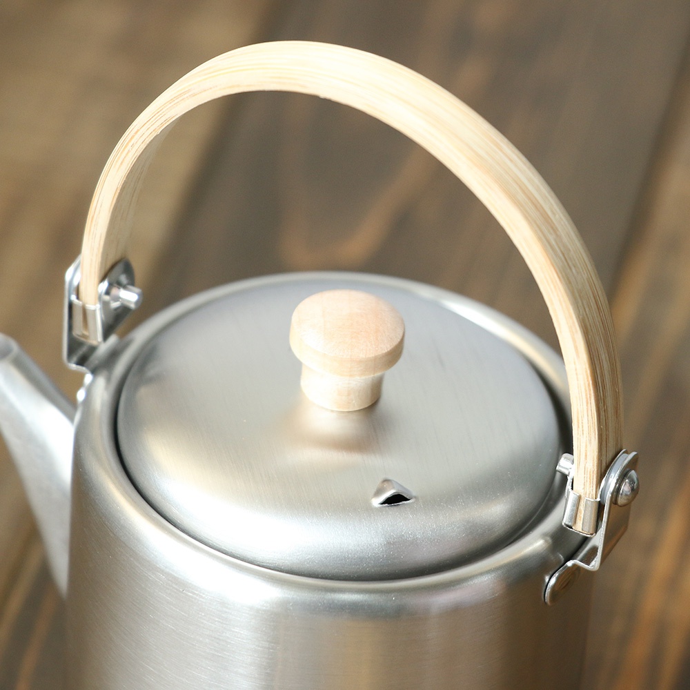 霧面不鏽鋼直筒茶壺，帶有木質提把和壺蓋頭，整體呈現簡潔的設計風格。