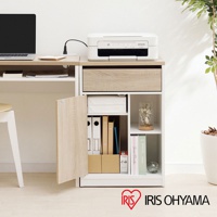 白色木質抽屜收納櫃，附有木紋面板的抽屜和門板，櫃內擺放有文件夾、書籍和裝飾品。