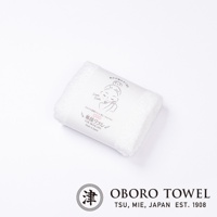 白色柔軟的專顏洗臉毛巾，表面有細緻絨毛，包裝紙上印有日文、英文「FOR SKINCARE」及女性臉部插圖。