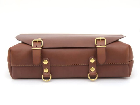 職人手作皮革雙扣兩用側背包 (CW-137) S，採用溫潤的棕色皮革製成，包身設計簡潔，配有兩個金色針釦和兩個金色D型環，展現經典復古風格。