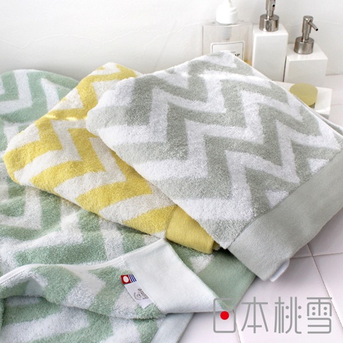 今治北歐毛巾，共四色，採用柔軟的棉質材質，織有白色與淺綠色、淺黃色交錯的鋸齒圖案。