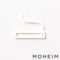 白色吸煙區標示牌，設計為香菸的形狀，由壓克力材質製成，簡潔的線條勾勒出香菸的燃燒端與濾嘴部分。