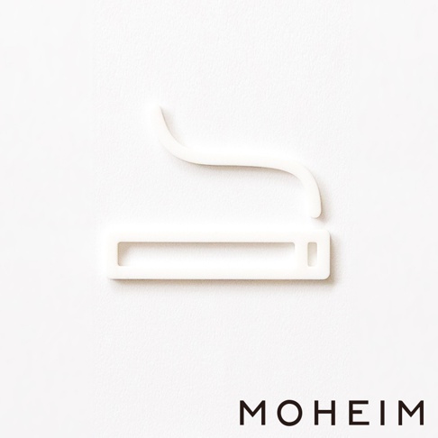 白色吸煙區標示牌，設計為香菸的形狀，由壓克力材質製成，簡潔的線條勾勒出香菸的燃燒端與濾嘴部分。