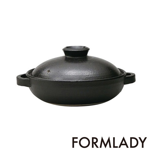 日製萬古燒淺型雙耳燉煮土鍋，黑色，帶有鍋蓋和兩個側耳。