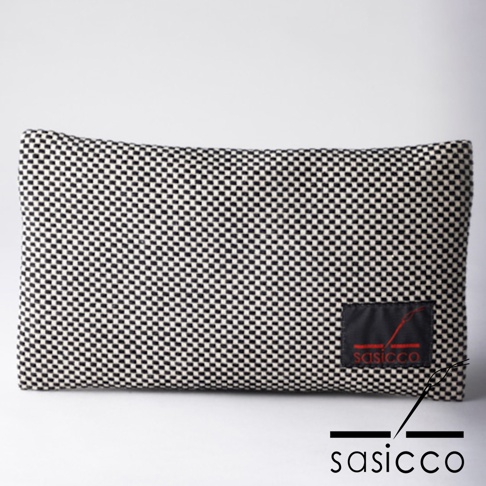 三河木綿刺子織製成，黑白格紋文件收納包，附品牌標籤，簡約實用。