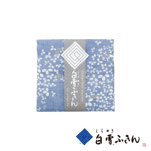 藍色友禪染布料，印有白色小葉子圖案，中央有灰色紙帶，上面有日文印刷文字和白色菱形圖案。