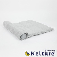 Amaze plus Nelture 捲捲快眠今治毛巾枕-二代，灰色毛巾枕頭捲起，露出內部網狀結構，左側為捲起部分，右側為展開部分，枕頭上印有品牌標誌和日文文字。