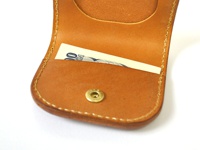 職人手作皮革馬蹄造型零錢包 (KK-34)，棕色皮革，內有紙鈔，黃銅按扣，手工縫線。