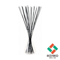 玻璃花瓶中裝有約 30 公分長的黑色細長藺草，草束向上散開，底部在瓶口處收攏。