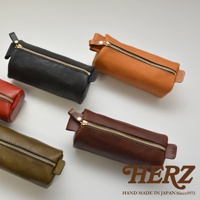 五個職人手作皮革多用途收納筆袋，分別為黑色、棕色、橘棕色、紅色和墨綠色。筆袋皆為拉鍊式設計，皮革材質，做工精緻。