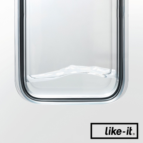 透明塑膠保鮮盒，盒內裝有少量水，水面呈現波浪狀。保鮮盒邊緣有黑色密封條，整體為簡潔的白色背景。