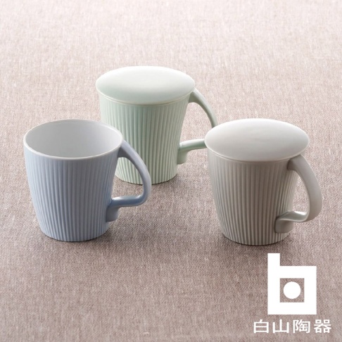 三個叉腰馬克杯，分別為淺藍色、淺綠色和淺灰色，皆為陶瓷材質，杯身有垂直凹槽紋路，並附有同色系杯蓋。
