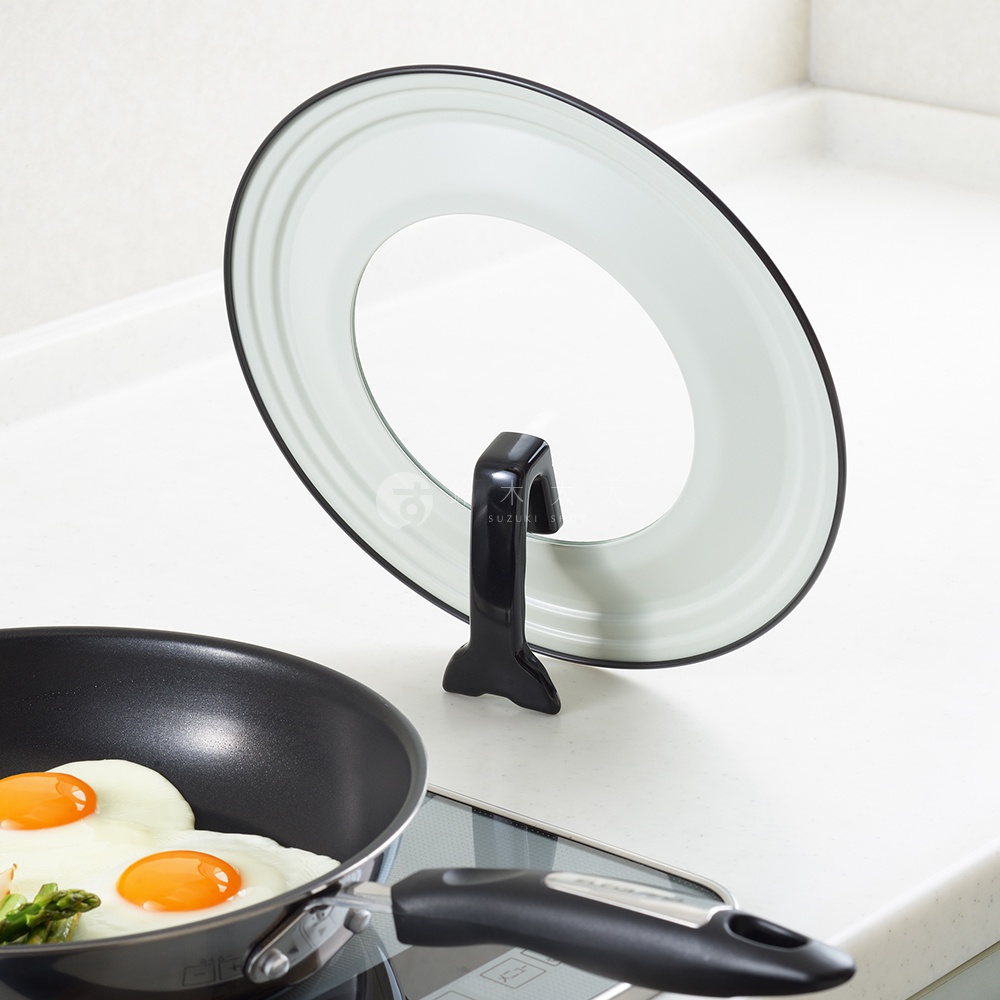 可立式強化玻璃鍋蓋，配有黑色立架，鍋蓋邊緣為黑色，中央有透明玻璃視窗。