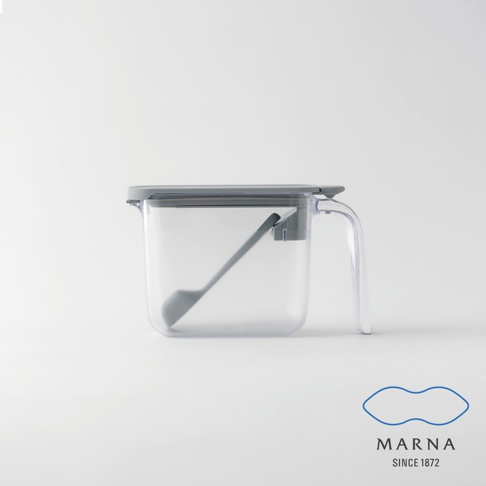 透明塑膠製的密封調味料盒，容量600ml，配有灰色蓋子和勺子，以及一個透明的提把。