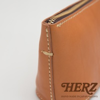 職人手作皮革三角收納包，淺棕色皮革，手工縫線，金色拉鍊。