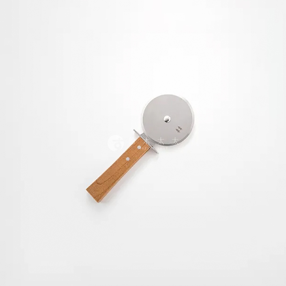 morinoki 比薩刀，配有銀色不鏽鋼刀輪和天然木質手柄，手柄上固定有兩個鉚釘。