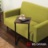 簡約時尚小邊桌 SDT-29，上方擺放著一個白色茶杯、碟子和遙控器。桌面為深木紋色，桌腳為黑色金屬材質。