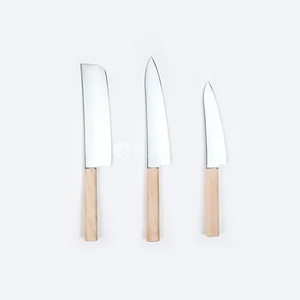 三把Yuri / Petit knife 水果刀，刀刃為不銹鋼材質，呈現銀白色光澤。刀柄為淺木色，材質為木製。刀刃形狀各異，從左至右分別為直切、尖頭和較小的尖頭。