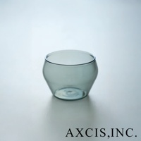 LAGOM 清透復古圓潤玻璃杯，S尺寸，採用半透明的灰色玻璃材質，杯身呈圓潤的六邊形狀，底部較寬，向上收窄，杯口平滑。