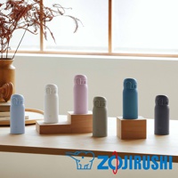 六款不同顏色（淺藍、白色、淡紫、淺灰、藍色、深灰）的0.36L不鏽鋼真空保溫保冷杯，皆為一體式中栓彈蓋設計，整齊排列於木質檯面上。