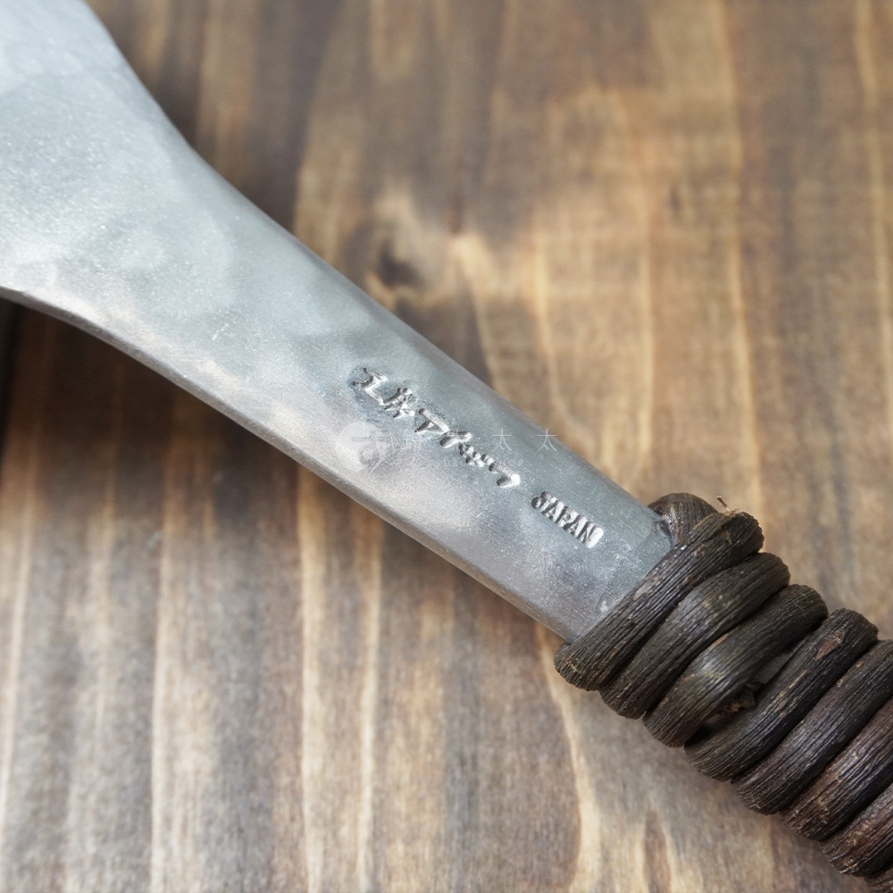 鋁製錘目紋中型瀝水湯勺，銀色金屬勺身，印有日文和「JAPAN」字樣，手柄處纏繞深棕色繩狀材質。