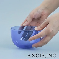 一雙手捧著一個清透的紫色圓潤玻璃點心碗。