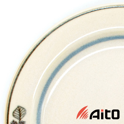 米色陶瓷甜點盤，盤緣有深淺藍色漸層條紋，盤面左下角有壓印的葉紋圖案，邊緣有細緻的線條裝飾。