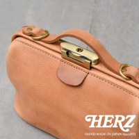 日本HERZ職人手作皮革Organ鎖孔式大開口肩背包，細膩紋理的淺棕色皮革，搭配復古黃銅色金屬鎖扣和手提把。