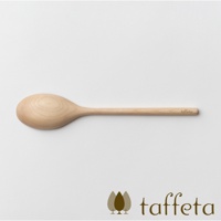 淺色楓木湯匙，呈現天然木紋，湯匙頭圓潤，手柄細長，末端印有淺色品牌標誌。