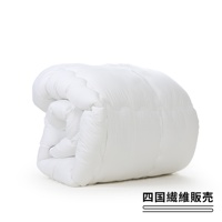 白色雙人SOFAIR無重力空氣被，中棉填充，表面有菱格紋縫線，被子被捲起堆疊，材質看起來蓬鬆柔軟。