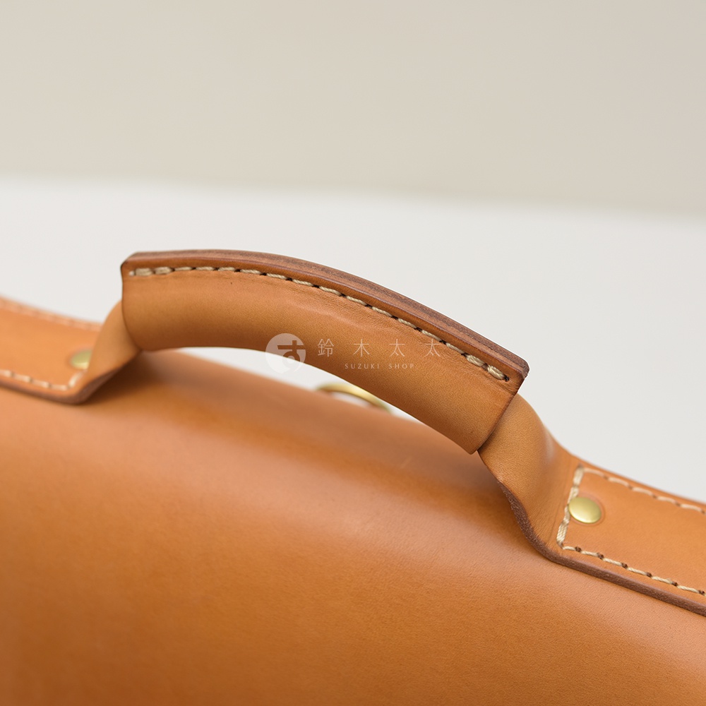 職人手作皮革復古後背包 BC-105，特寫展示咖啡色皮革手提把，縫線細緻，搭配金屬扣環。