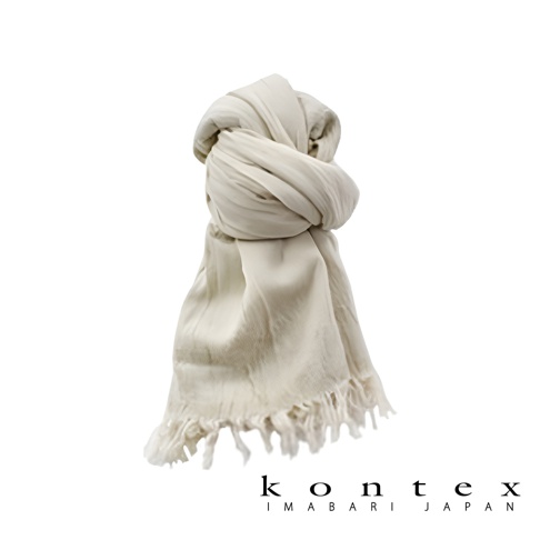 米白色微透輕柔羊毛棉質混紡絲巾，一端打結，另一端帶有流蘇，材質輕盈柔軟。