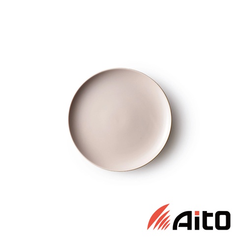 CouLeur 美濃燒簡約素雅質感圓餐盤，呈現淡雅的米色調，帶有細緻的霧面質感，盤緣處有金色細邊點綴。