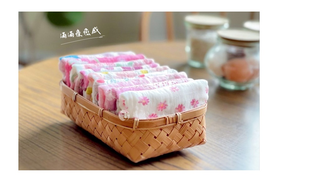 一籃友禪染多用途白雪拭巾，有多種粉色系花卉圖案，材質輕柔，適合日常使用。