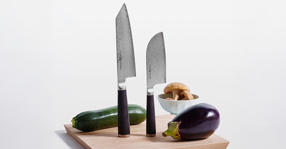志津匠都系列多功能刀，搭配櫛瓜、茄子和香菇，展現精緻廚藝。