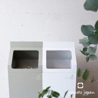 MIL.CW 北歐風格木製垃圾桶，展示淺灰色與白色兩款，皆為大開口設計，材質為木製。