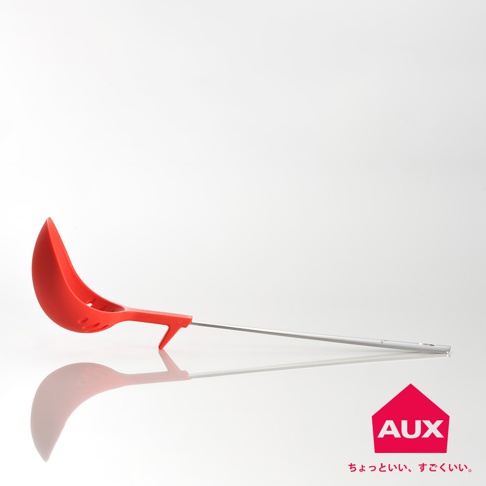 亮紅色多用途濾水湯匙，帶有獨特的彎曲勺頭設計，勺身兩側有濾水孔，搭配銀色金屬長柄。