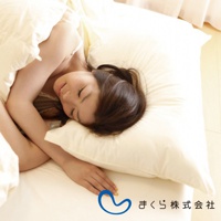 一名女子側臥於米白色極細羽毛枕上，枕頭飽滿，表面有細緻紋理。