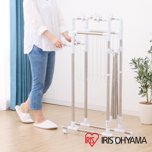 簡約白色塑膠與銀色金屬材質的伸縮簡易組裝曬衣架，附有掛鉤，適合晾曬衣物。